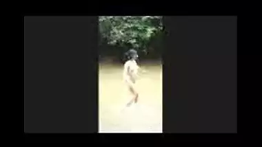 Fsiblog – Desi girl totally nude while outdoor bath on river MMS