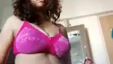 Big booby mature Bhabhi displays her huge nude boobs