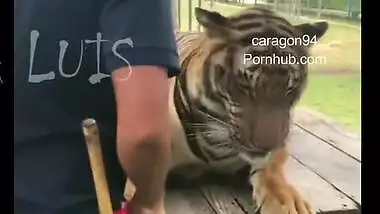 Hot Teenage Girl Got Accidentally Boobs Cleavage & Downblouse