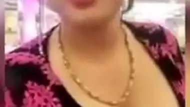 Desi Bhabhi Cleavage