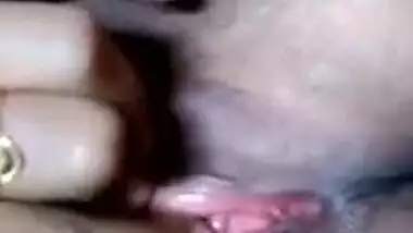 It isn't a problem for the Desi to show tits and pussy to her lover