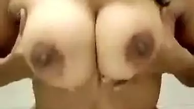 Desi hot lucking tamil girl showing her big boobs