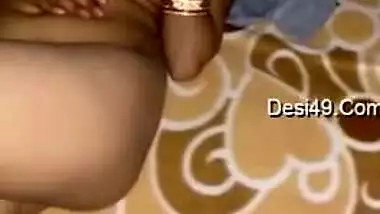 X-rated Indian doesn't feel shy to bare boobs for a homemade porn video