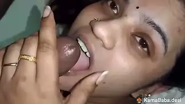 Cheating lady gives a desi blowjob to her horny lover