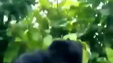 Village couple’s outdoor Indian sex video from the forest