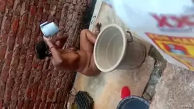 Boy sneakily films how Indian neighbor washes XXX assets outdoors