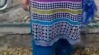 Paki Bhabi Fara showing her Huge boobs in Park
