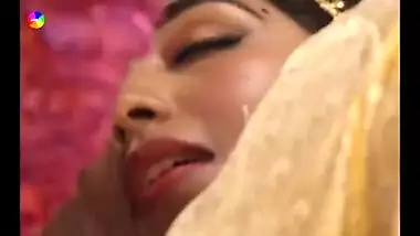 A wife speaks about her sexy suhagrat with her friends