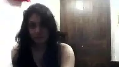 Beautiful girl show her phudi 