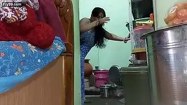 Desi Bhabhi Standing Fuck with Hubby.mp4 – 40.85 MB