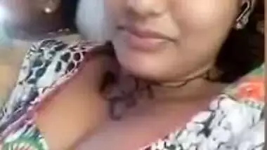 Desi girl cleavage show while chatting