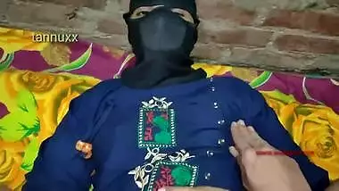 Desi babe pulls her saree up and enjoys XXX coupling with the man