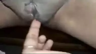 Tamil sex video of an amateur slut satisfying her pussy with a sex toy