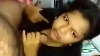 Sexy Indian XXX bitch gives a hot blowjob to her boss MMS