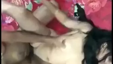 Hindi XXX porn of Desi MILF who hooks up with guy making an MMS video