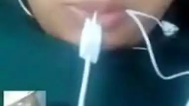 Hot look Desi Clg Girl Showing her Boobs on Video Call New Leaked Mms