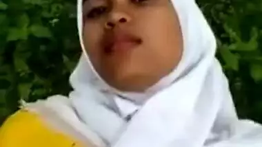 Sexy Sri Lankan Lovers Outdoor Sex