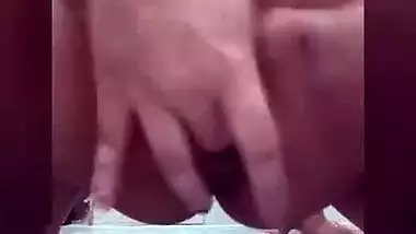 Horny Desi girl uses fingers to satisfy XXX cave in solo sex video