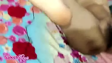 Indian Sakshi masturbates her pussy in the room, her servant, fucks her hard!